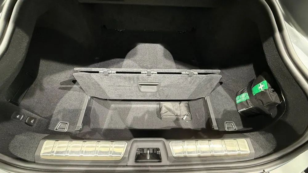 Smooth form Spacious Cabin