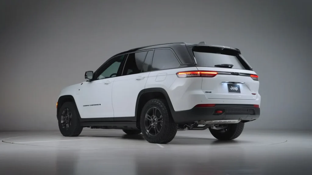 2026 jeep cherokee back view