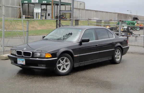 BMW 750i (E38)