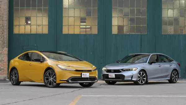 Honda Civic Hatchback Hybrid vs Toyota